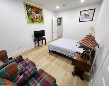 207 Carl Street - Photo Thumbnail 3