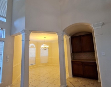 503 Nadia Way - Photo Thumbnail 8