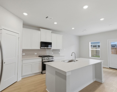 7757 Bergamot Cir - Photo Thumbnail 7