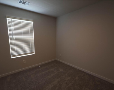 7757 Bergamot Cir - Photo Thumbnail 13