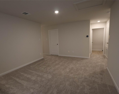7757 Bergamot Cir - Photo Thumbnail 6