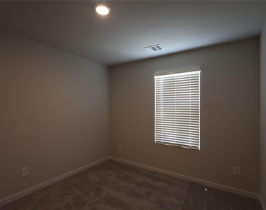 7757 Bergamot Cir - Photo Thumbnail 14