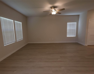 7757 Bergamot Cir - Photo Thumbnail 4
