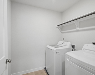 7757 Bergamot Cir - Photo Thumbnail 8