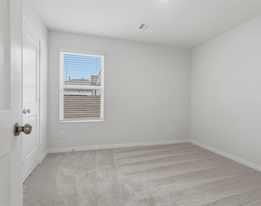 7757 Bergamot Cir - Photo Thumbnail 12
