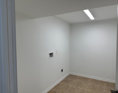 631 Live Oak Street - Photo Thumbnail 6
