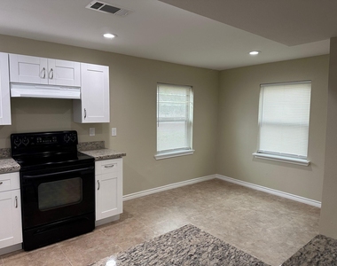 631 Live Oak Street - Photo Thumbnail 4