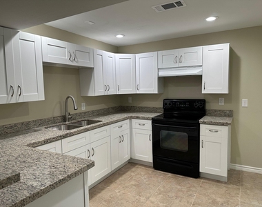 631 Live Oak Street - Photo Thumbnail 3