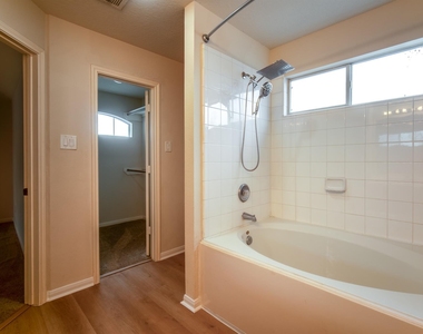 6702 Albion Cresent Drive - Photo Thumbnail 11