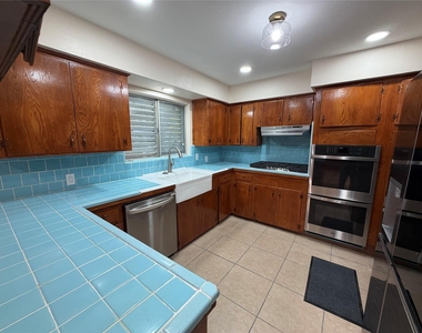 2015 51st Street - Photo Thumbnail 8