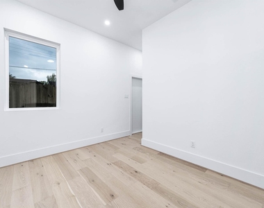 319 N Nagle Street - Photo Thumbnail 4