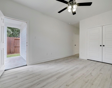 4002 Elmwood Street - Photo Thumbnail 7
