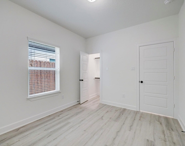 4002 Elmwood Street - Photo Thumbnail 5