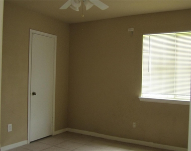 12461 Wellington Park Drive - Photo Thumbnail 9