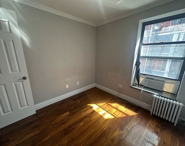 E 101 St and Lexington Ave - Photo Thumbnail 7