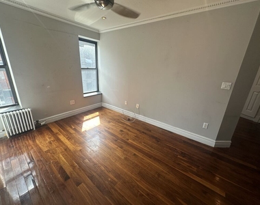E 101 St and Lexington Ave - Photo Thumbnail 3