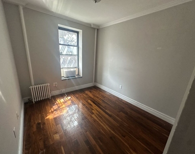 E 101 St and Lexington Ave - Photo Thumbnail 5