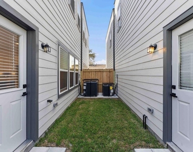 7809 Dyer St - Photo Thumbnail 8