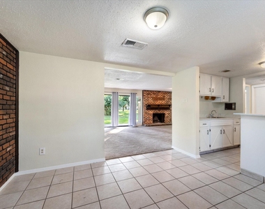 15919 Golf Club Drive - Photo Thumbnail 4