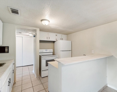 15919 Golf Club Drive - Photo Thumbnail 6