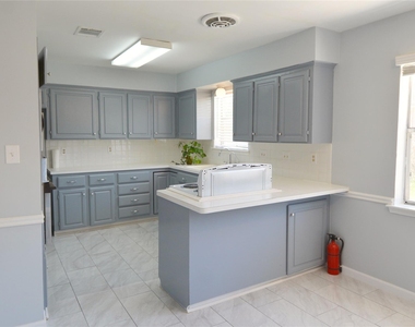 6707 Las Brisas Drive - Photo Thumbnail 13