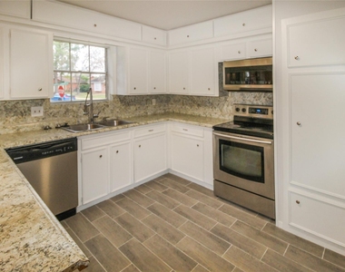 10534 Huntington Wood Drive - Photo Thumbnail 7