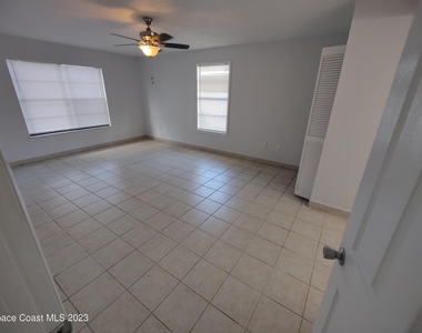 981 Forest Street Ne - Photo Thumbnail 7