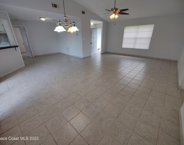 981 Forest Street Ne - Photo Thumbnail 3