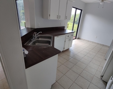 981 Forest Street Ne - Photo Thumbnail 6