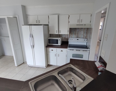 981 Forest Street Ne - Photo Thumbnail 5