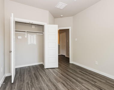 18326 W Centro Circle - Photo Thumbnail 12
