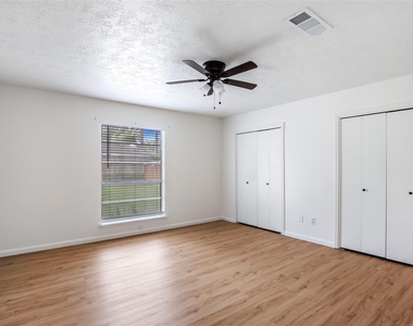 212 Normal Park Drive - Photo Thumbnail 4