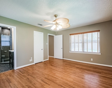 5450 Stillbrooke Drive - Photo Thumbnail 9