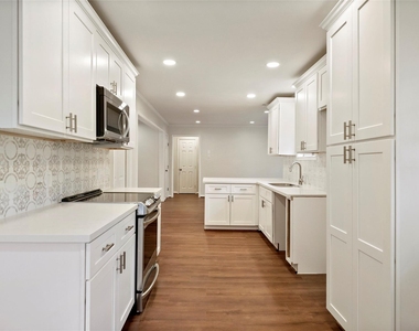 1807 Shadow Bend Drive - Photo Thumbnail 7