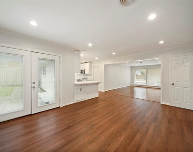 1807 Shadow Bend Drive - Photo Thumbnail 4