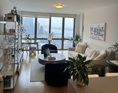 West 57th Street - Photo Thumbnail 2