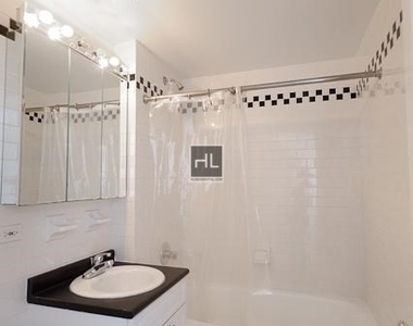 East 70 Street - Photo Thumbnail 4