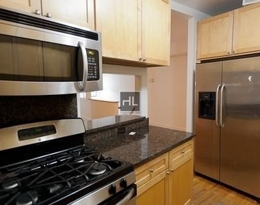 East 70 Street - Photo Thumbnail 3
