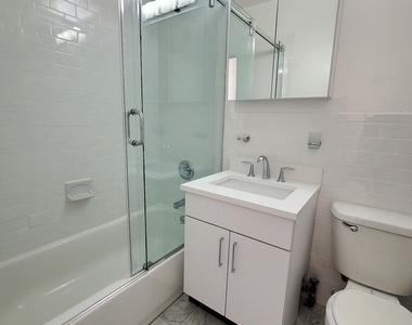 East 57 Street - Photo Thumbnail 6
