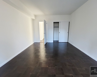 East 57 Street - Photo Thumbnail 3