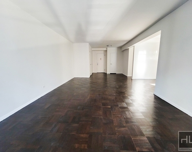 East 57 Street - Photo Thumbnail 4