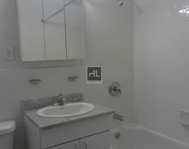East 69 Street - Photo Thumbnail 3
