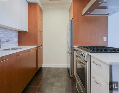 West 42nd Street - Photo Thumbnail 2
