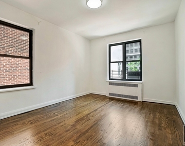 East 55 Street - Photo Thumbnail 2