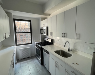 East 57 Street - Photo Thumbnail 9