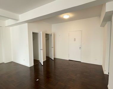 East 57 Street - Photo Thumbnail 5