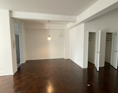 East 57 Street - Photo Thumbnail 6