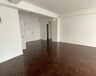 East 57 Street - Photo Thumbnail 7