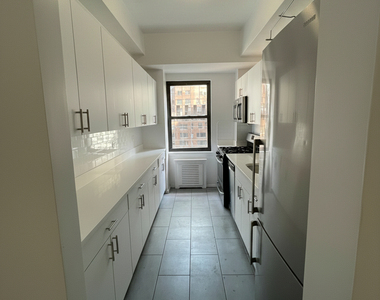 East 57 Street - Photo Thumbnail 8