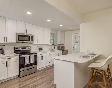 206 W Warren Avenue - Photo Thumbnail 9